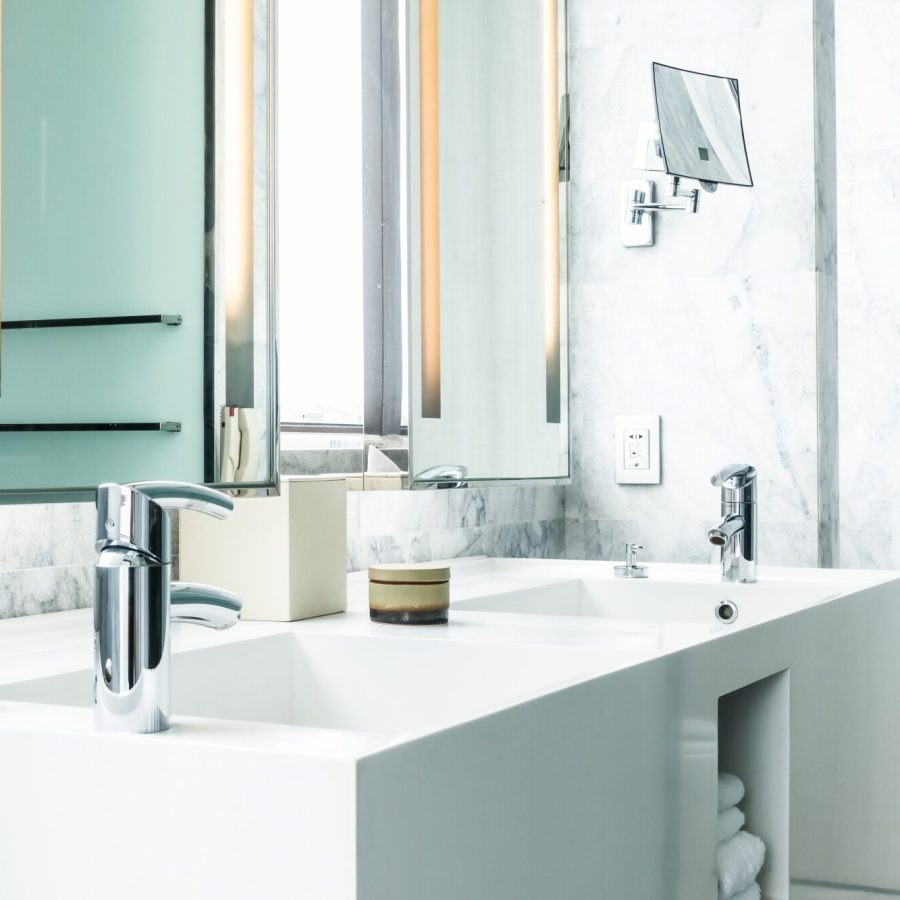 lavello-in-porcellana-bianca-con-asciugamani_1203-1317